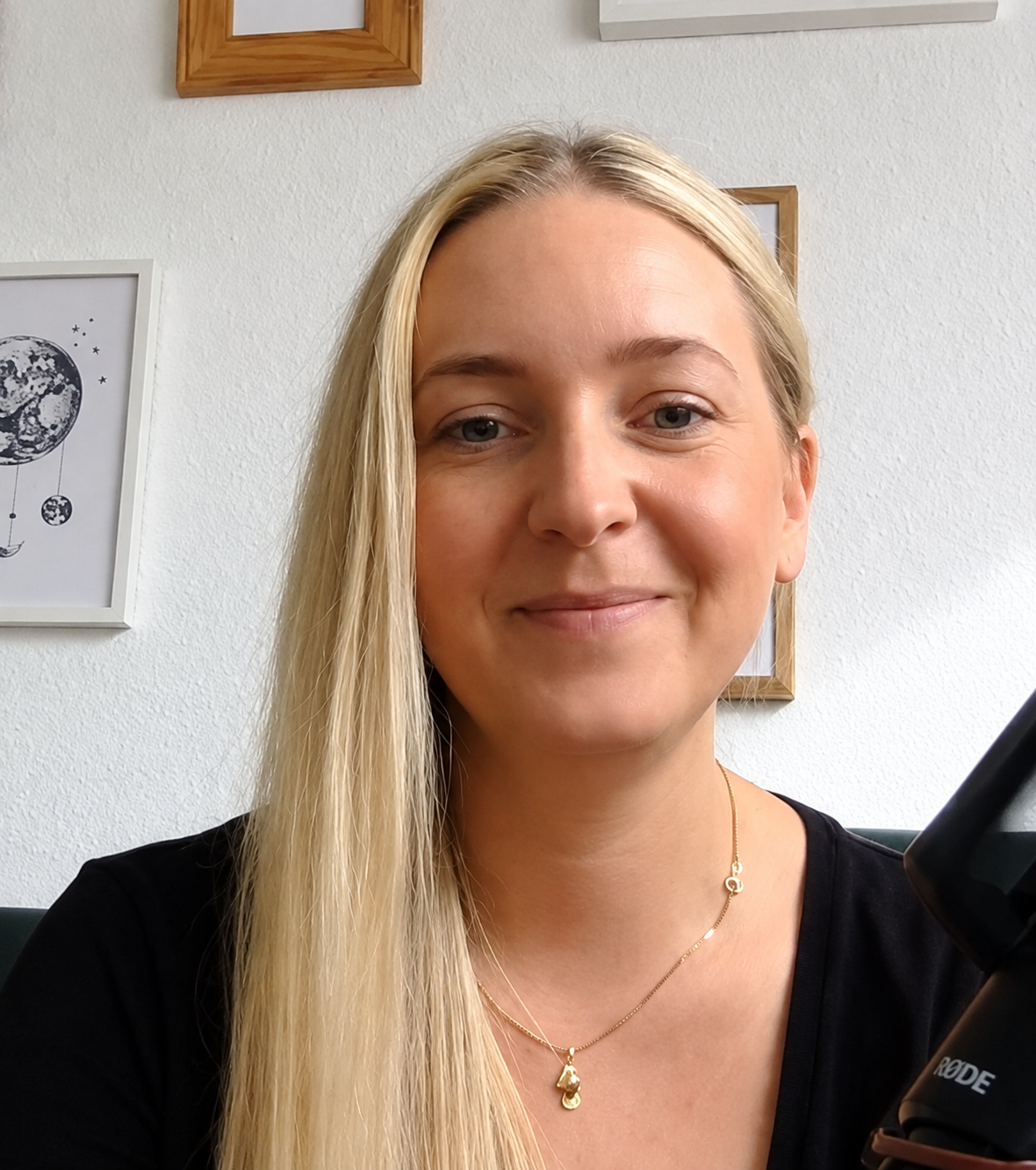 DJ Moonvibes in einer Bachata-Café-Folge